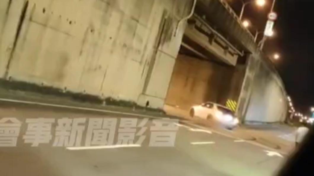 擾人清夢!桃園改裝車「360度甩尾」 狂冒白煙警察要辦了