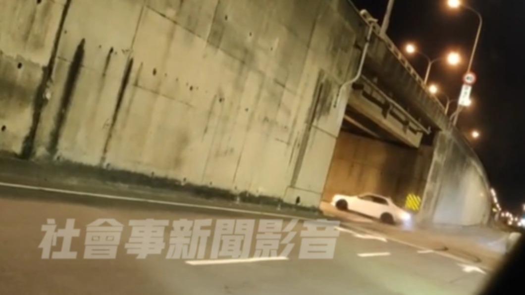 白色改裝車發出的噪音相當擾民。(圖/翻攝自社會事新聞影音)