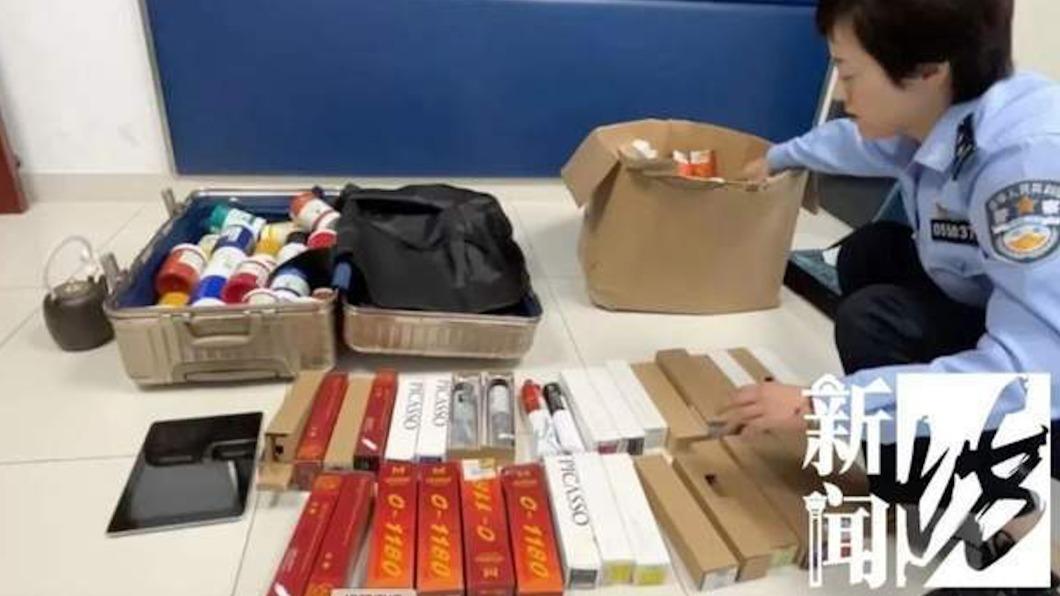警方在6人家中查獲大量美術館被盜物品。（圖／翻攝自新聞坊） 