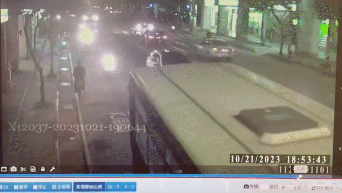 男子越開越偏離車道,追撞前車後翻覆。(圖/TVBS)