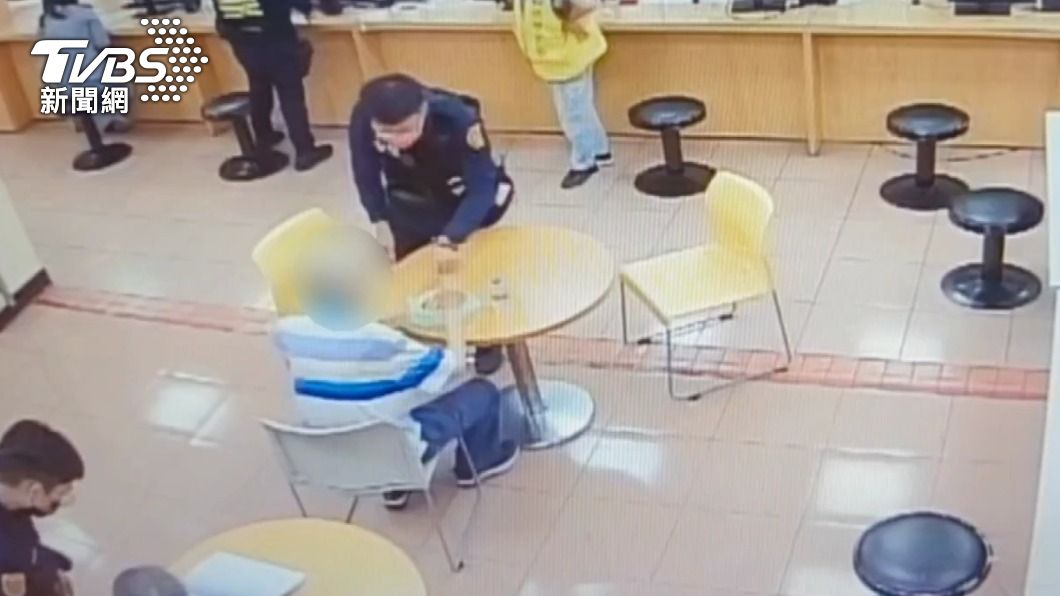 員警將老翁載回派出所內休息並提供飲食。(圖/TVBS)