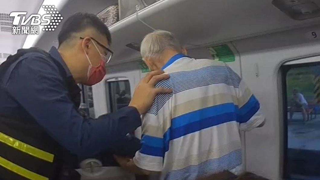 員警將老翁送到火車站。(圖/TVBS)