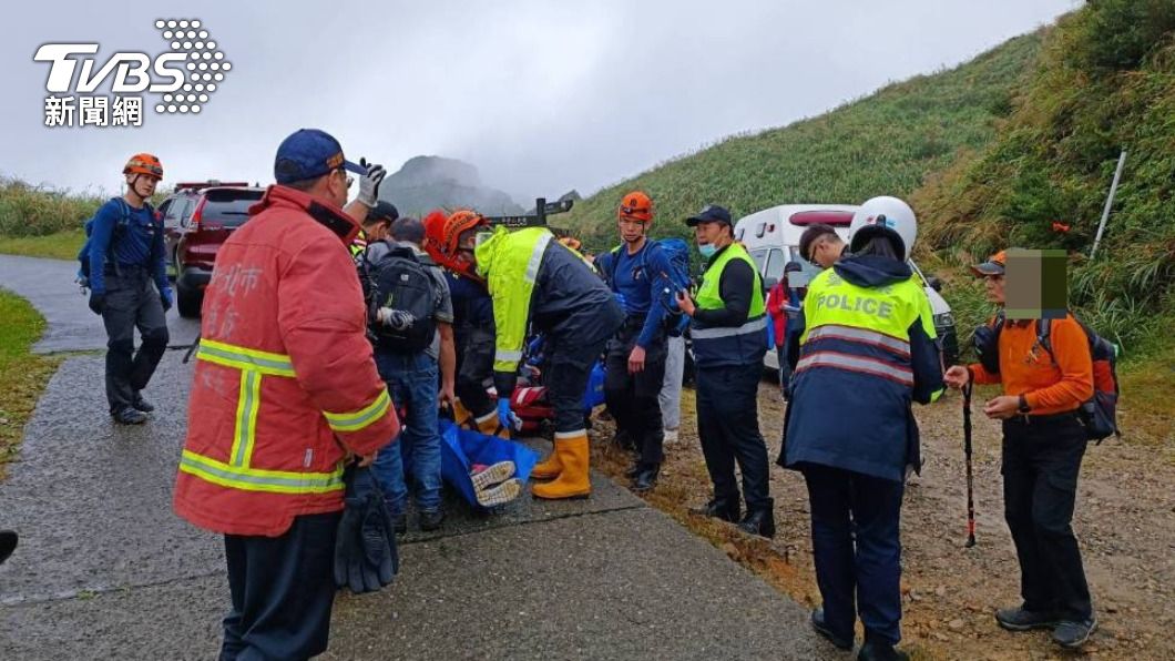 八名登山客送醫。(圖/TVBS)