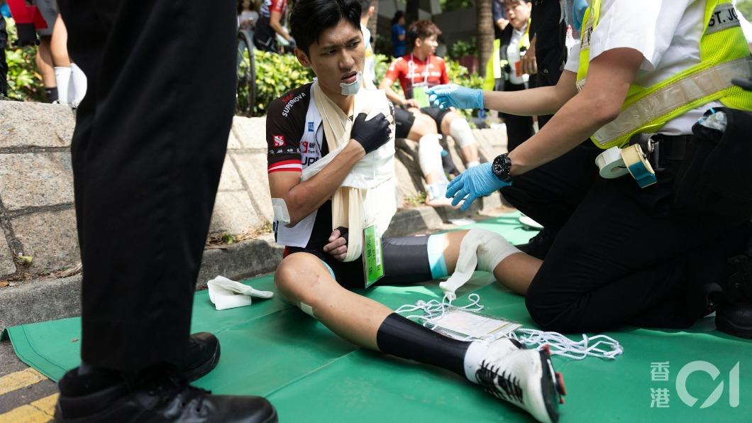 傷者陸續接受治理。(圖/香港01)