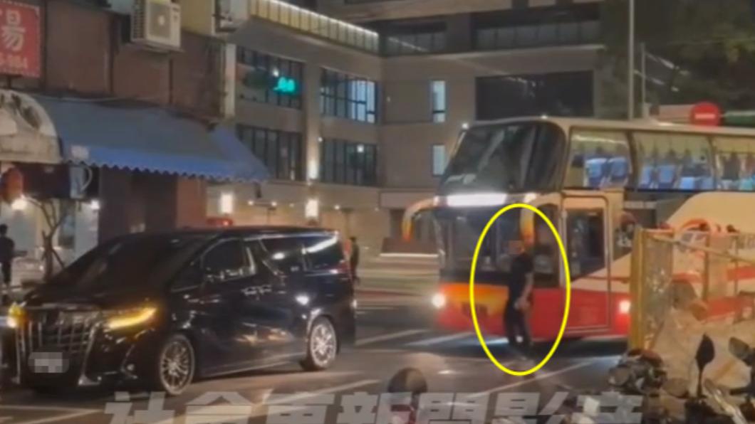 「阿法哥」西門町臨停害遊覽車轉彎卡住 兩人互嗆後車堵成車龍