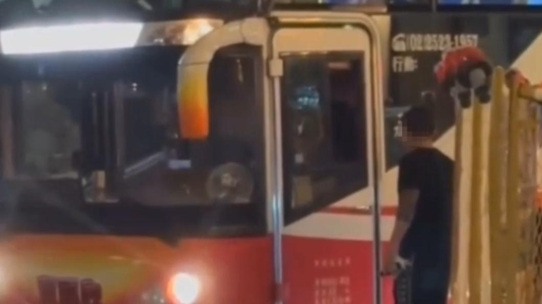 男子和遊覽車駕駛發生爭執。(圖/翻攝自社會事新聞影音)