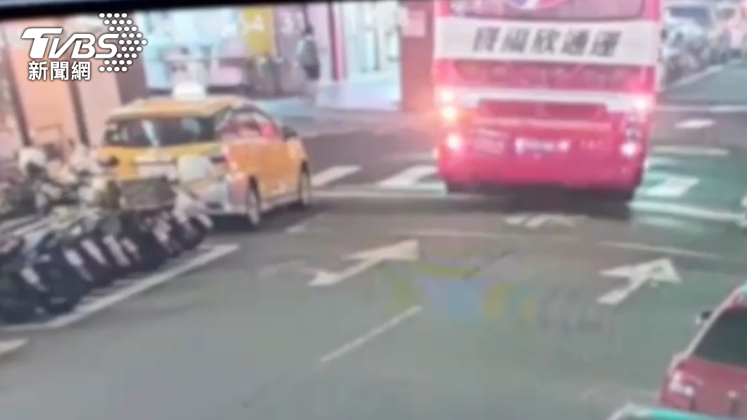 遊覽車於路口轉彎無法通過。(圖/TVBS)