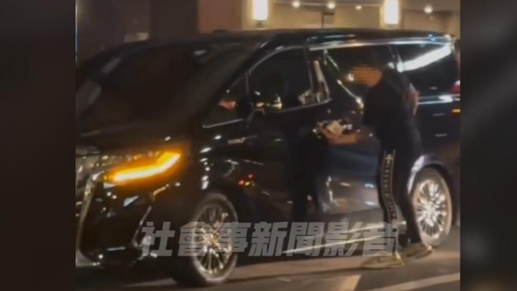 男子將百萬Alphard臨停在路口。(圖/翻攝自社會事新聞影音)
