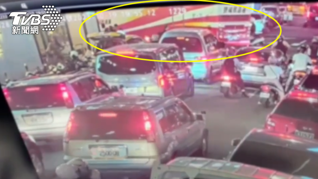 遊覽車駕駛和Alphard男子發生爭執,一度造成現場車流壅塞。(圖/TVBS)