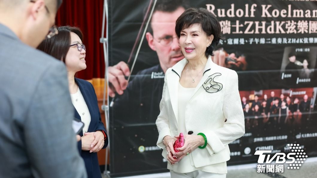 白嘉莉向現場嘉賓致意。（圖／趙世平攝）
