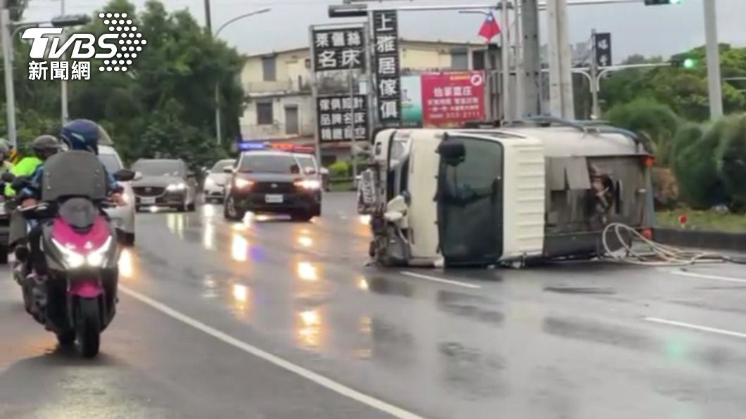 所幸車禍沒有造成人員傷亡。(圖/TVBS)