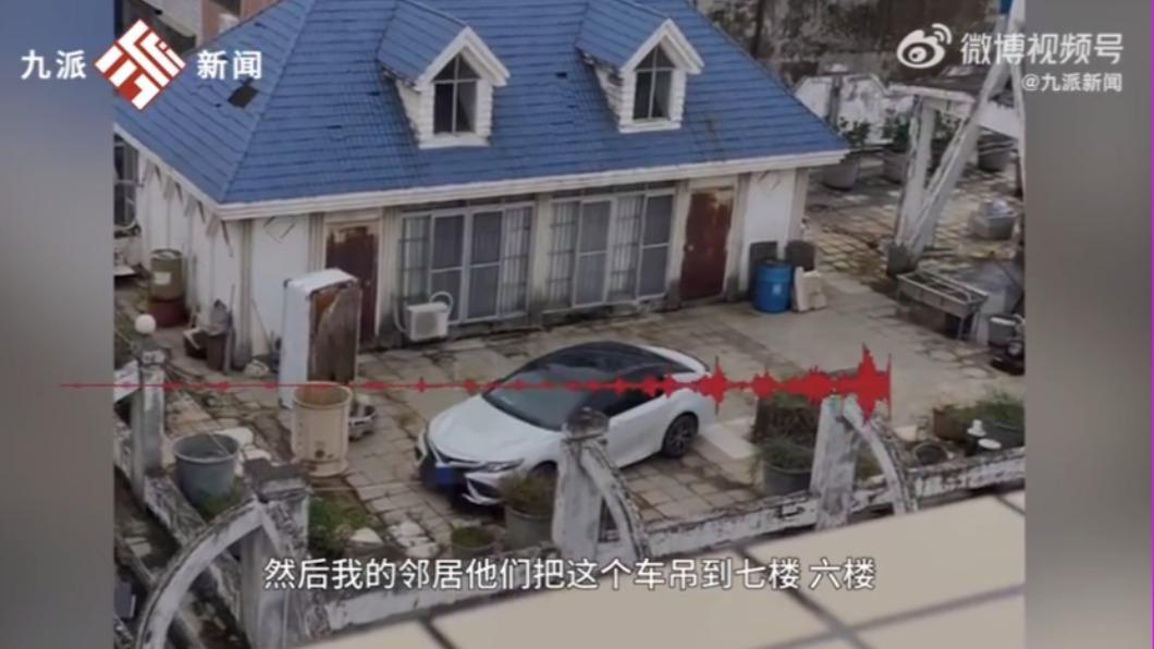 暴雨狂襲!車主不捨愛車泡水 砸3千5「奇葩1招」停樓頂