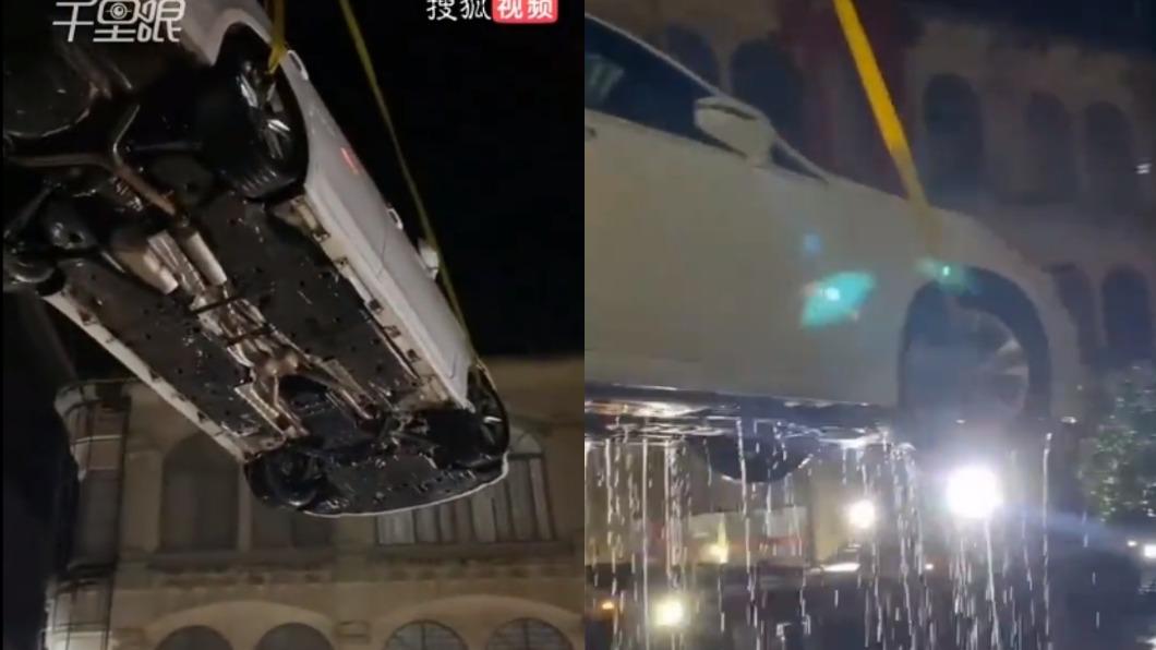 車主擔心愛車泡水,花費三千多台幣請吊車。(圖/翻攝自微博@新浪熱點)