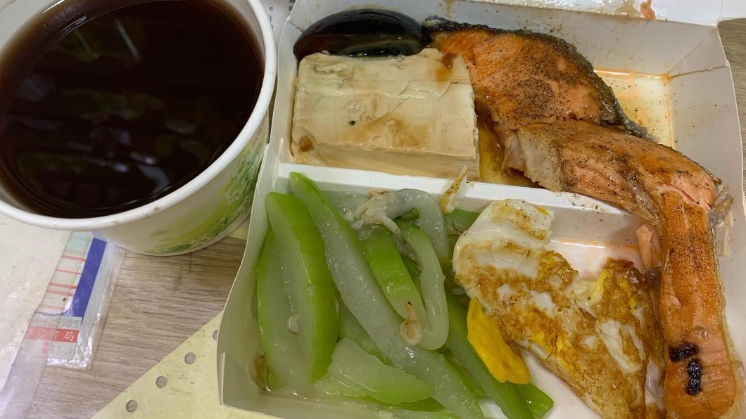 原PO透露,店員提醒光是半片鮭魚的價格就高達150元。(圖/翻攝自「爆怨2公社」臉書)