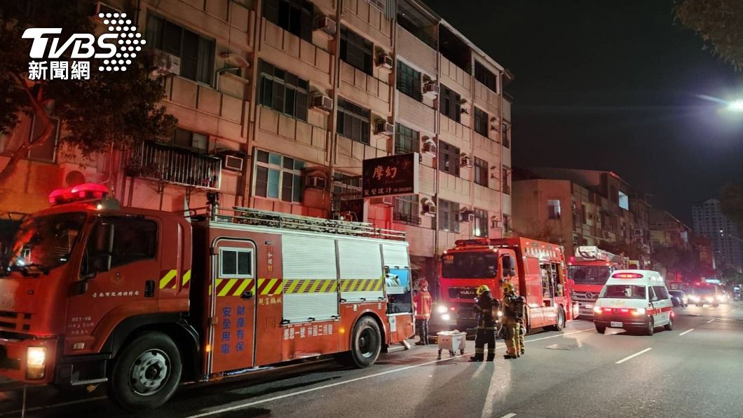 台南民宅火警!臥室吹風機放棉被突起火 2人吸濃煙送醫