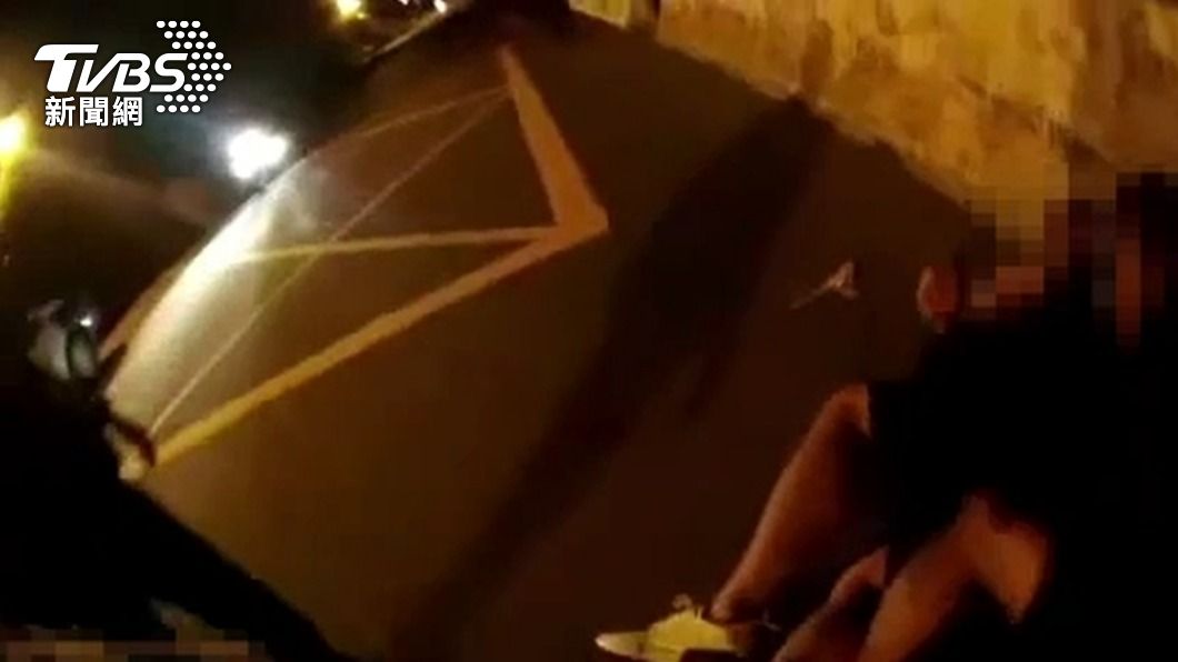 警方到場後郭、黃2人仍在地上扭打。（圖／TVBS）