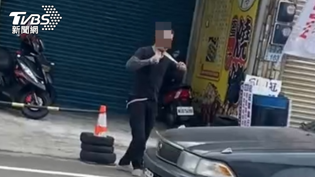 桃園男疑精神狀況不佳 手持2刀架脖子嚇壞路人