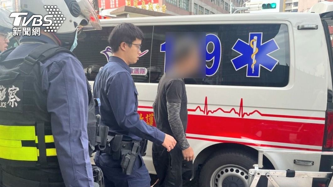 男子配合警方送醫治療。（圖／TVBS）