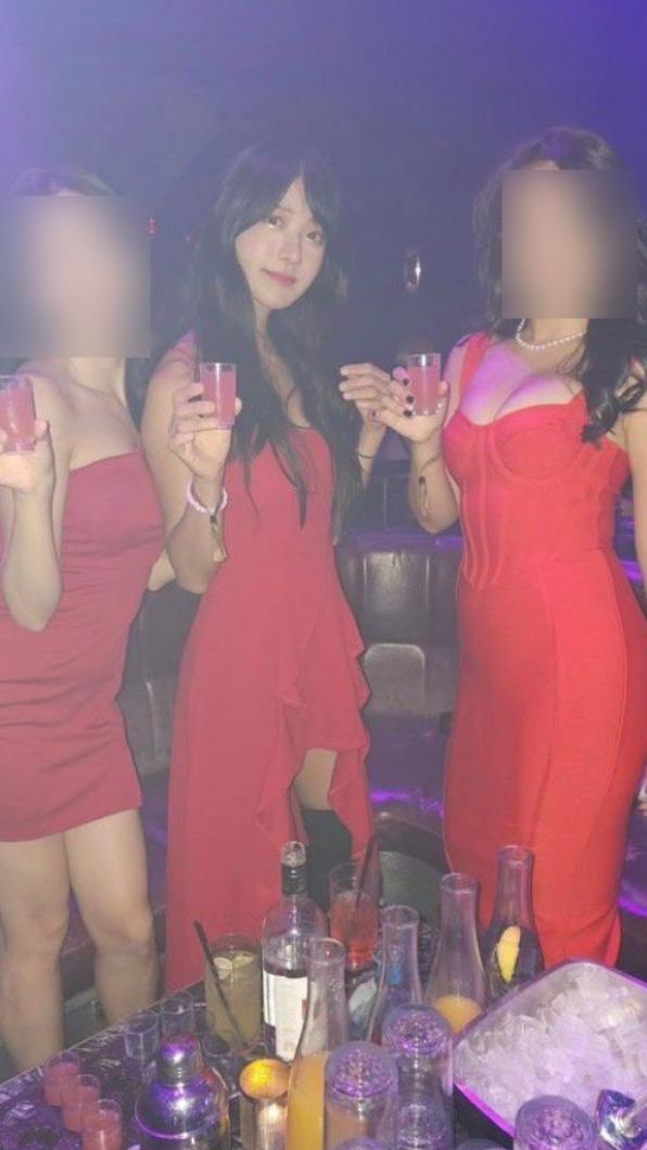 企鵝妹和姊妹都穿連身桃紅佯裝。(圖/翻攝自企鵝妹 IG)