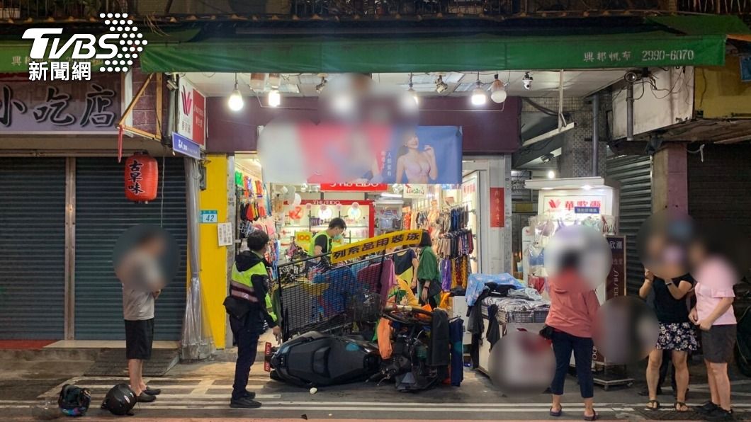 有片/酒駕紅牌重機遭撞失控 「滑進」內衣店撞傷8旬翁