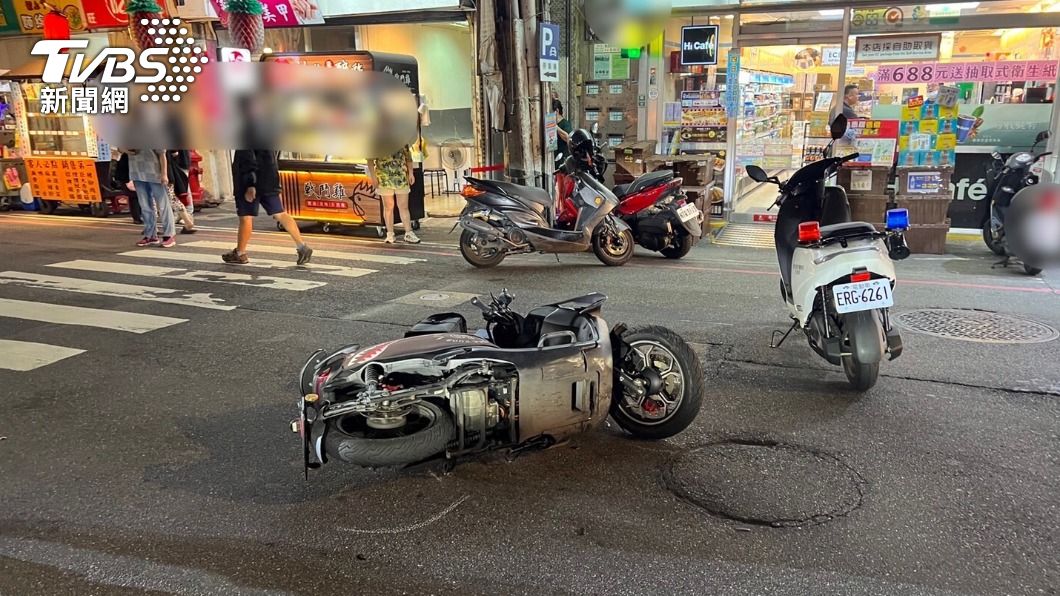 轉彎機車與直行重機發生碰撞。（圖／TVBS）