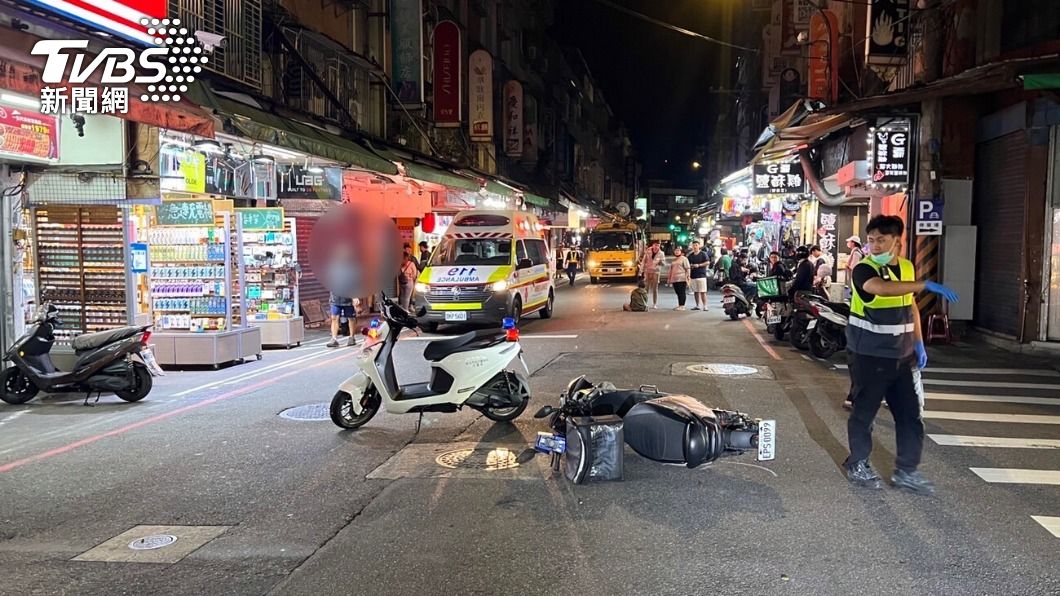 救護人員趕抵將4人送醫。（圖／TVBS）