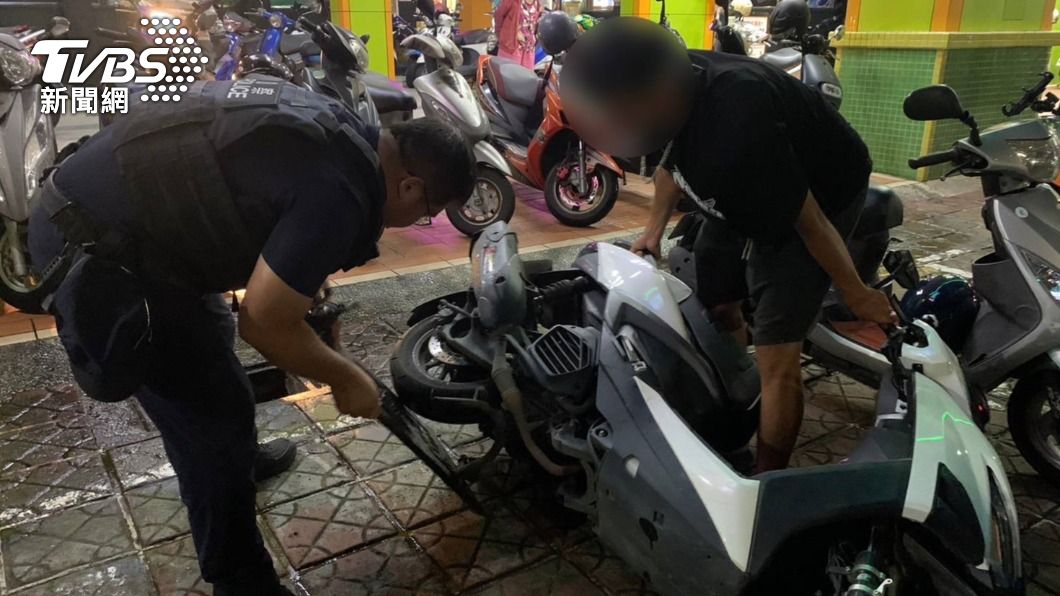 糗！歡唱完「機車不想回家」中柱卡水溝蓋　警化身大力士幫脫困