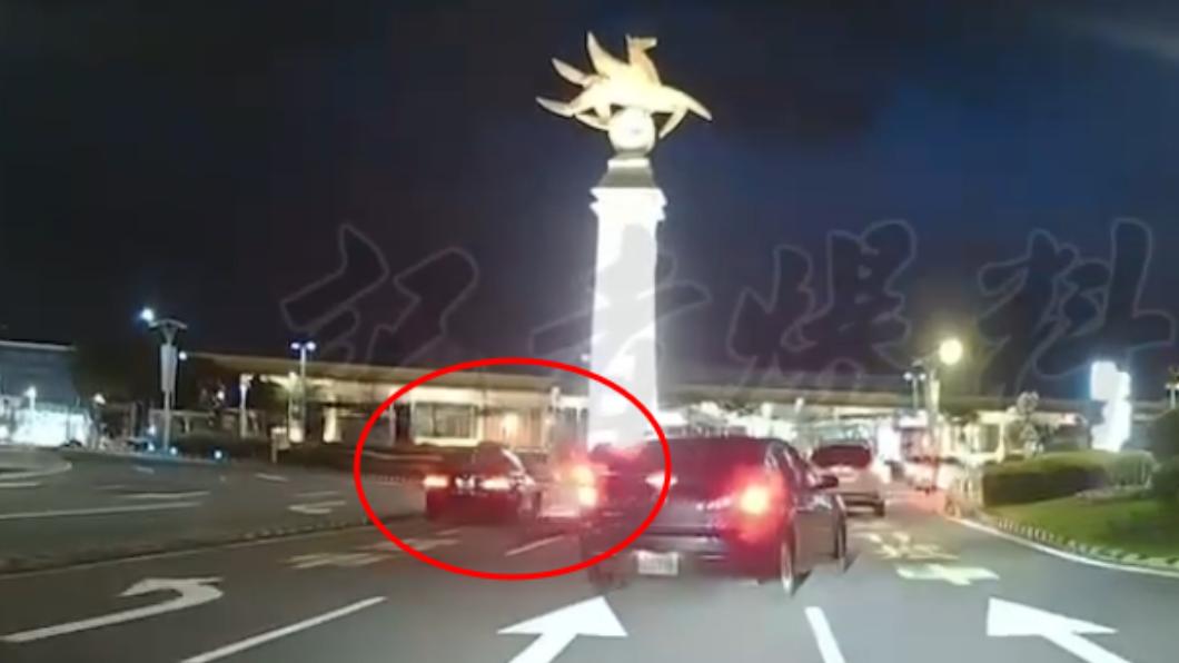 BMW撞擊計程車。(圖/翻攝自記者爆料網)