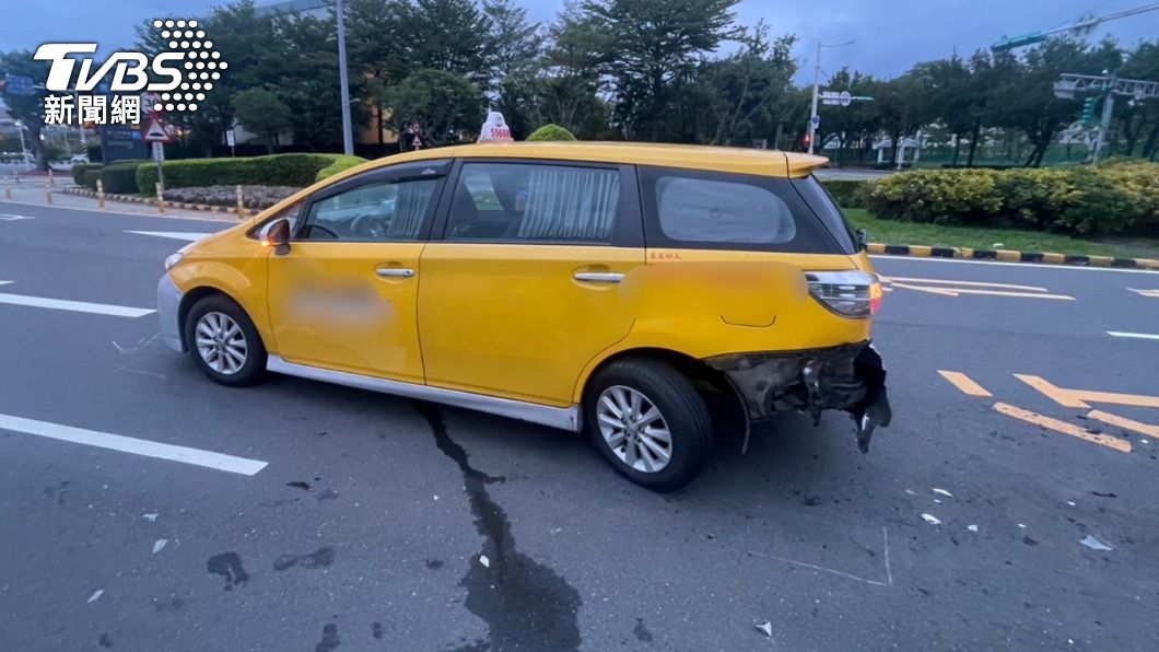 計程車左後車殼被撞毀。(圖/TVBS)