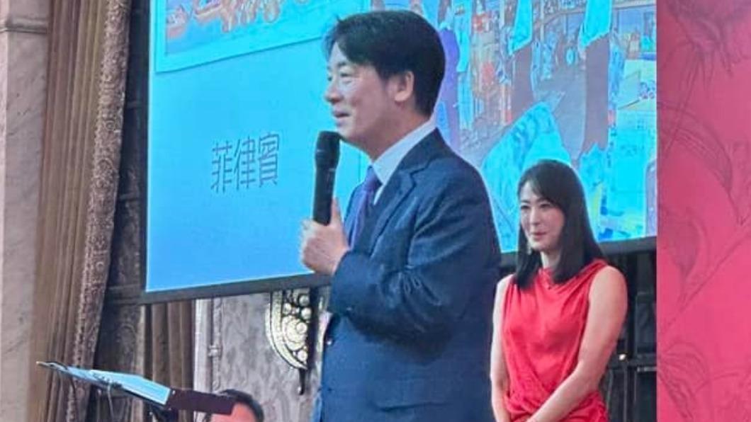 賴清德在演講時，賈永婕在背後開心笑著。（圖／翻攝自郁方IG）