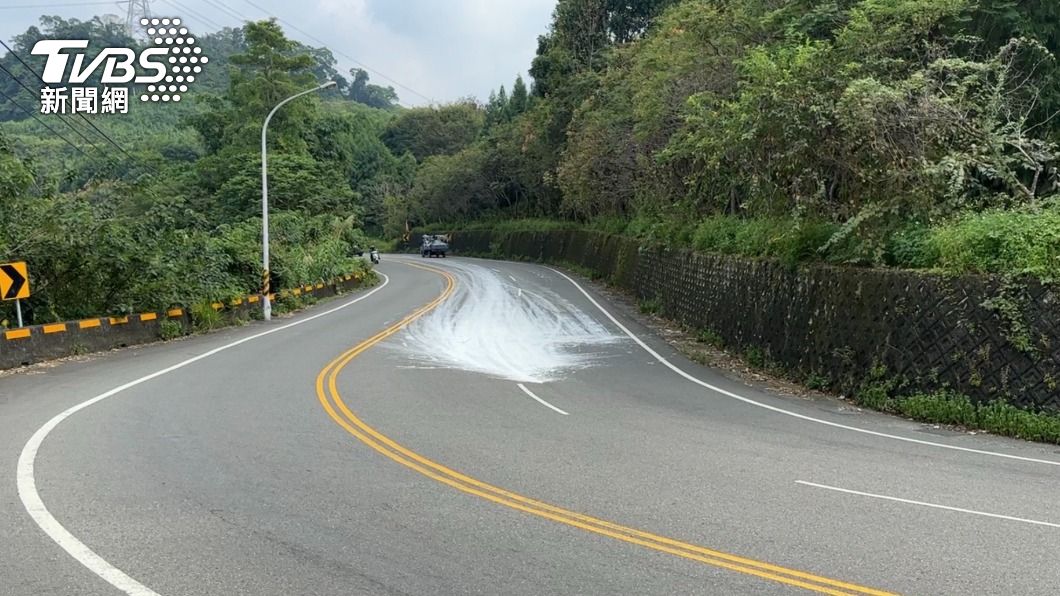 溪頭聯外延溪公路百餘公尺被油漆染白 危及行車安全