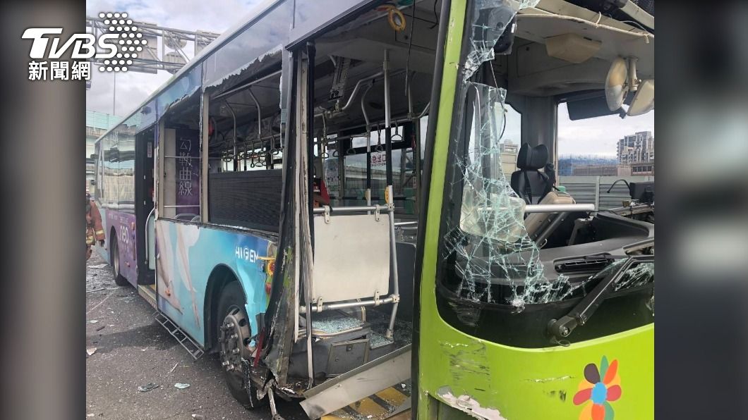 公車嚴重毀損。(圖/TVBS)