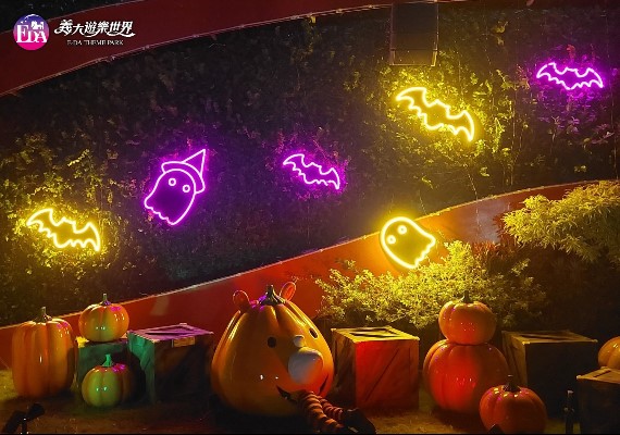 義大在萬聖節推出火山夜秀。（圖／翻攝自義大遊樂世界臉書）