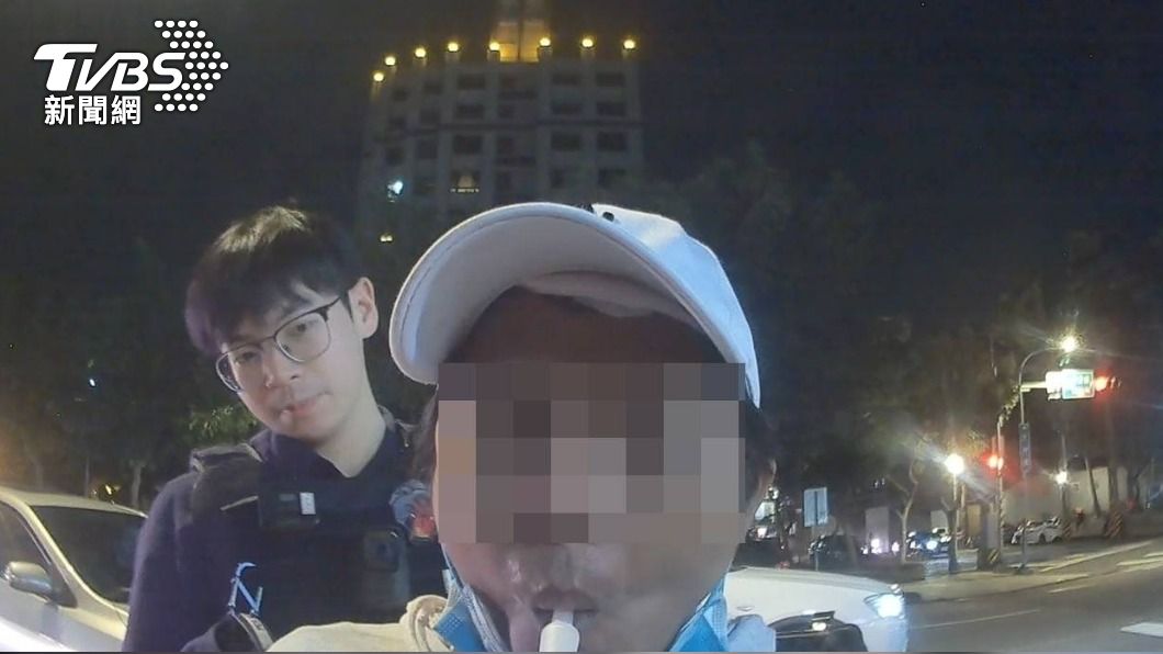 男子數次不配合警方實施酒測。（圖／TVBS）