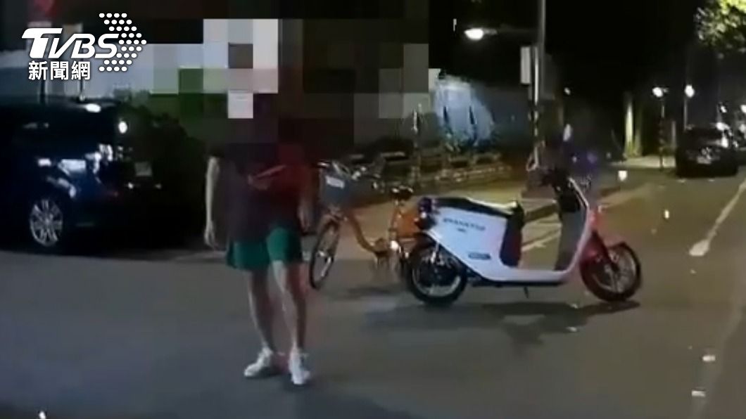 永和警處理違停遭「亮刀攔路」 單車男狂嗆:想回去吃牢飯