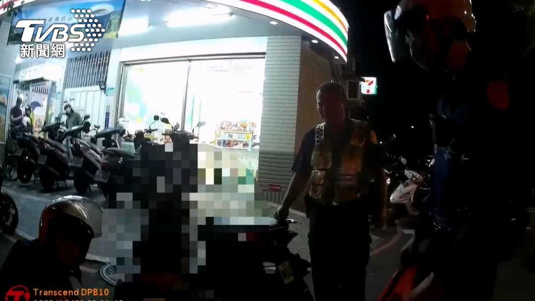 支援警力到場將人壓制逮捕。(圖/TVBS)