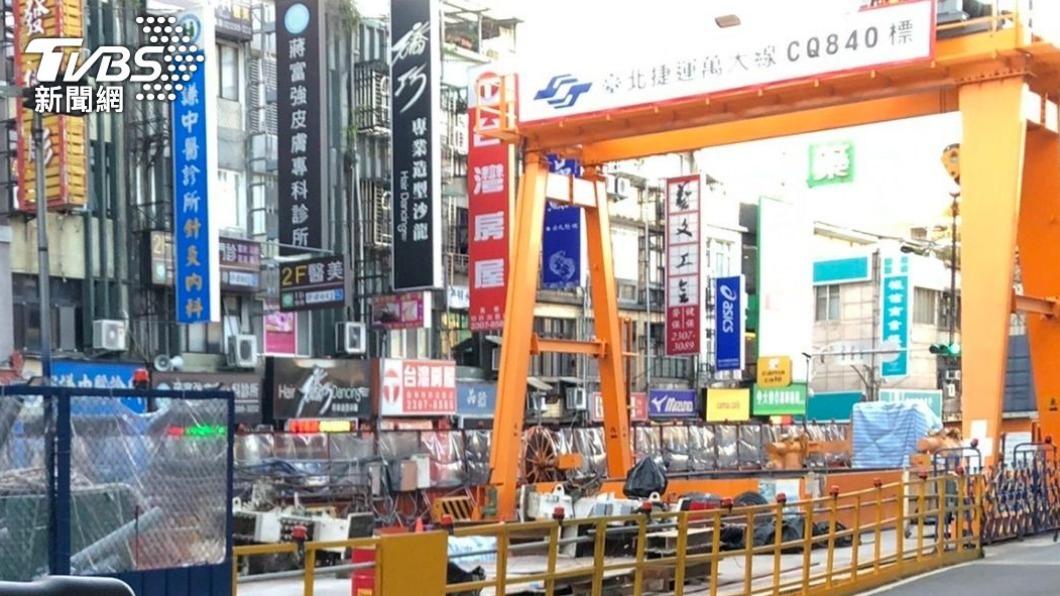 經新北環保局派員稽查發現廢水來自捷運萬大線工地，依法將對承包商開罰。（圖／TVBS）