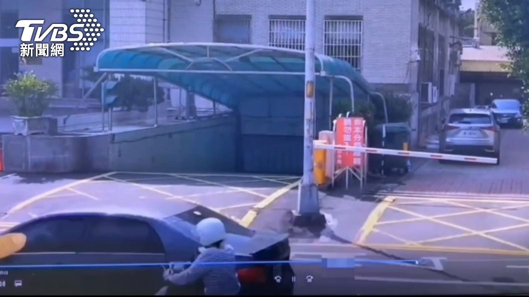 撞了人還逃! 烏日國小前女騎士遭擦撞倒地 警電眼揪肇事車