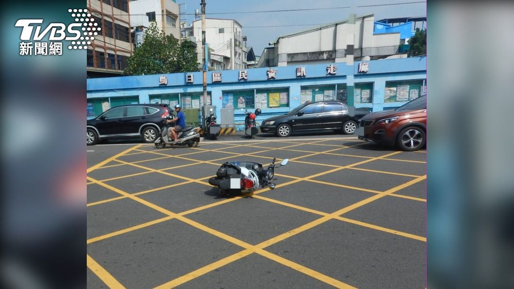 女騎士遭撞後 駕駛逃離現場