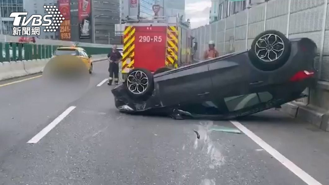 擦撞左前車失控!中和台64線轎車側翻 命大駕駛自行爬出脫困