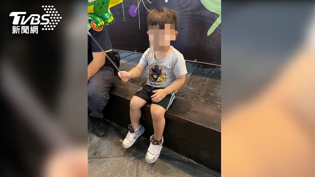 3歲弟弟跟爸媽走失 無助的獨自徘徊