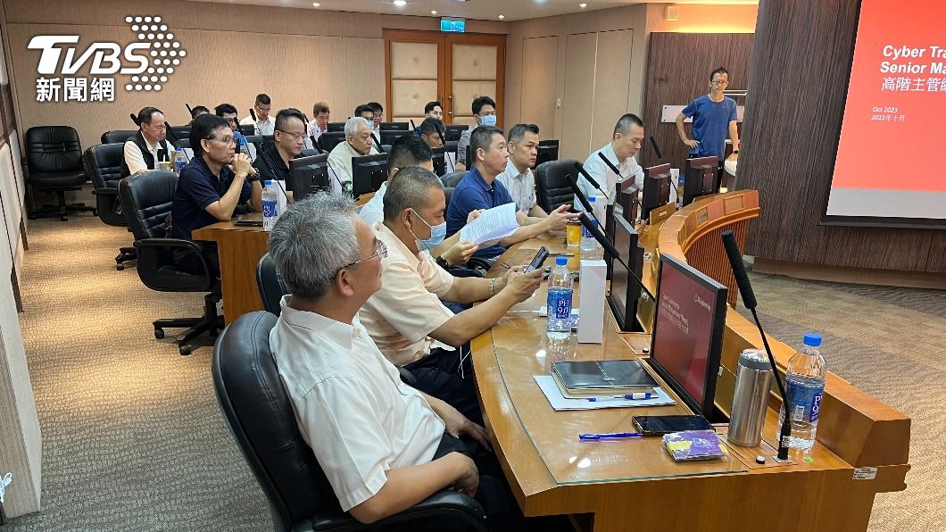 新加坡科技工程公司訓練講師教授資安防護課程。(圖 / TVBS)
