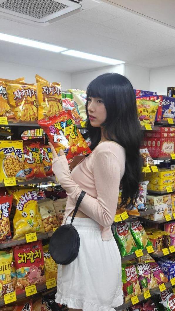 秀智身穿休閒服裝現身超商。(圖/翻攝自IG@skuukzky)