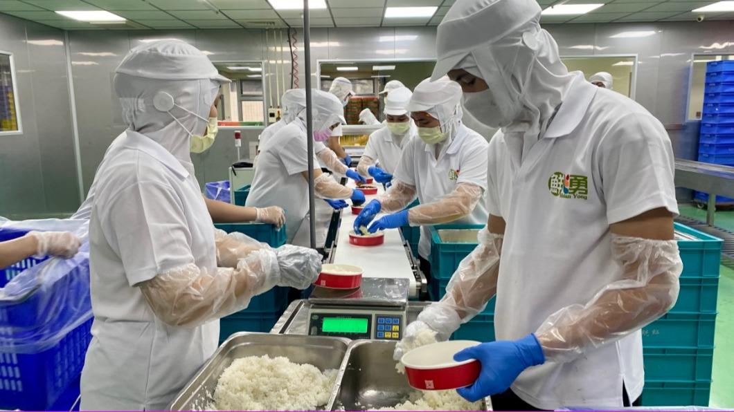 全聯便當在每天中午跟晚間上架。(圖/全聯提供)
