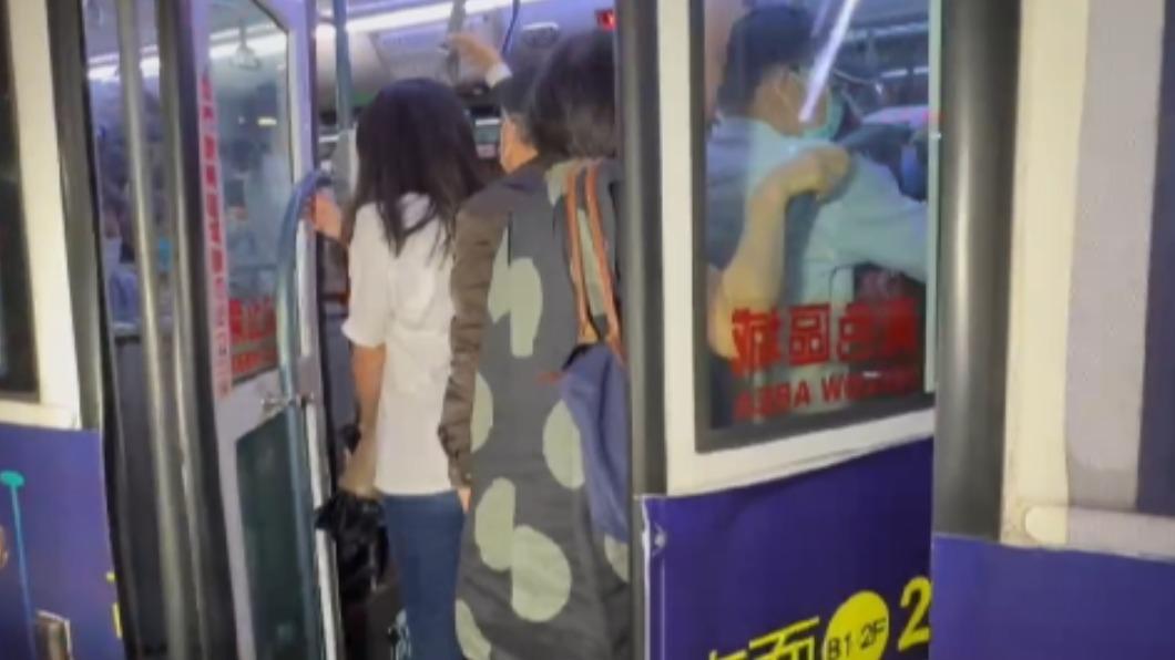 當天內湖公車出現人潮擁擠現象。(圖/TVBS資料照)