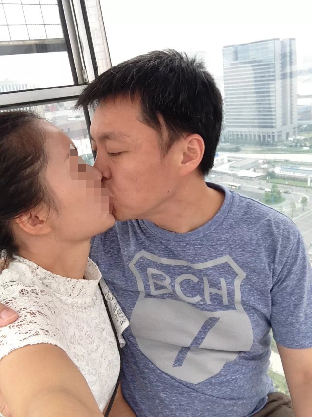 搭乘摩天輪，趙天麟與女子忘情在高空中喇舌。（圖／讀者提供）