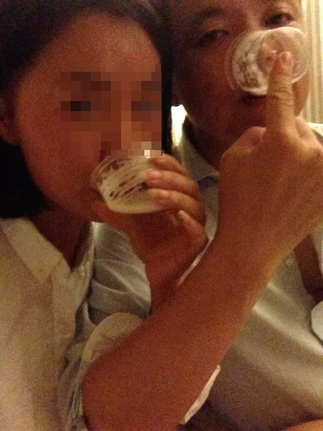 在鏡頭前，趙天麟和女子親暱喝交杯酒。（圖／讀者提供）