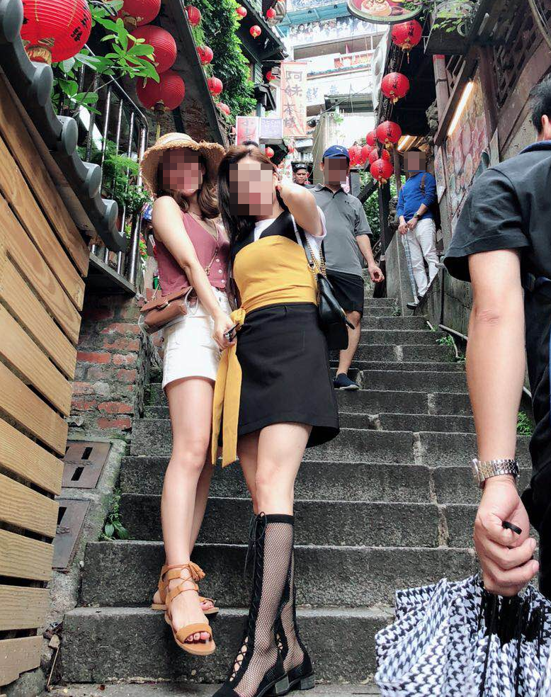 C女（左）曾來台旅遊，與友人在九份合照趙天麟也充當地陪。（圖／讀者提供）