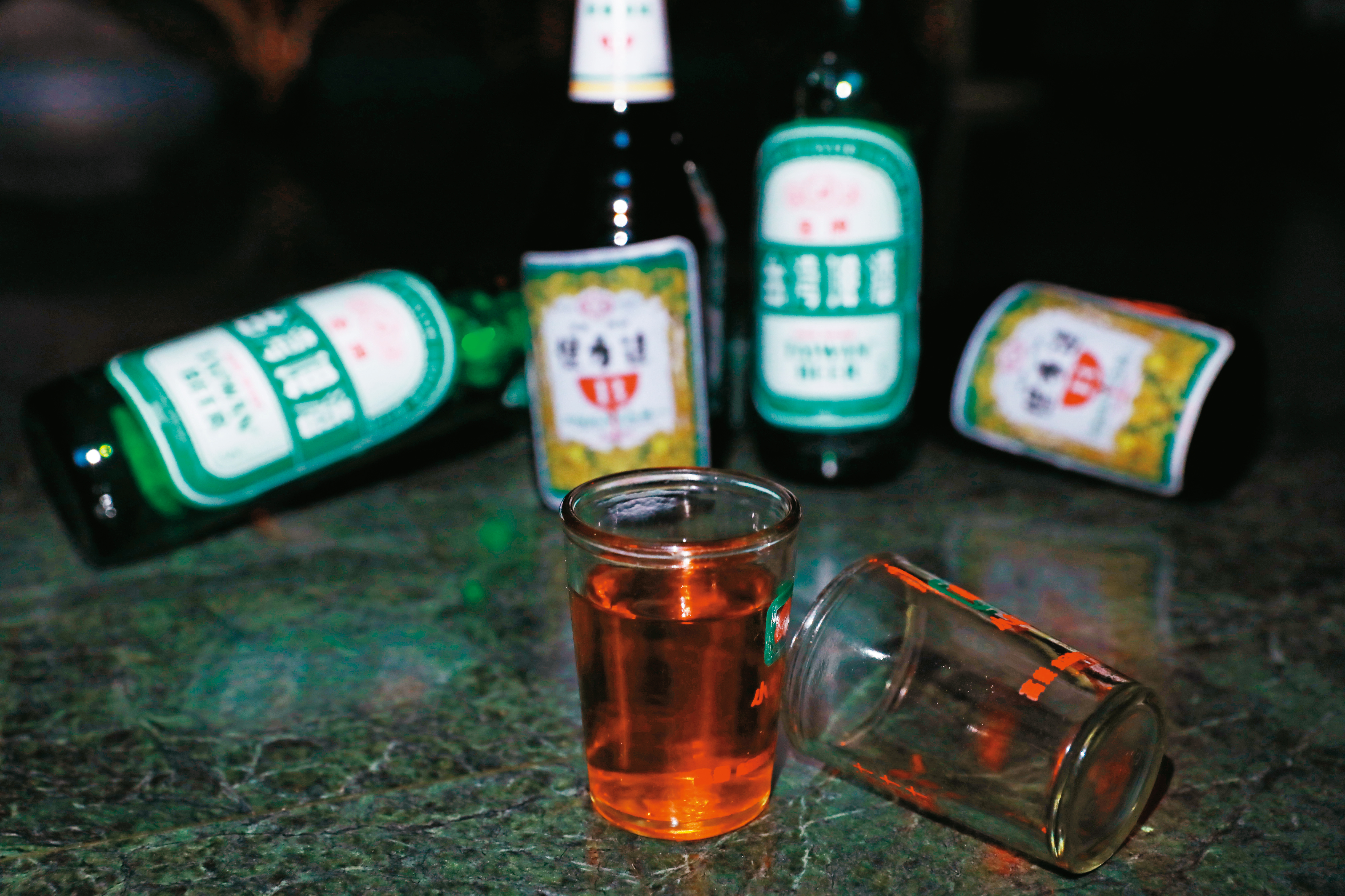 分隊士兵爆料,隊上士官兵經常違規飲酒,最愛喝啤酒加保力達。圖為示意圖。(圖/鏡週刊)