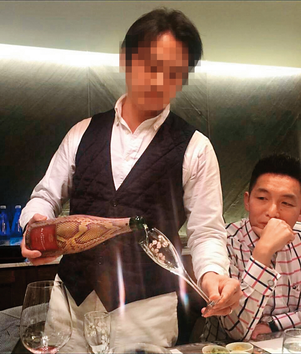 藍蔚文(右)的舊照曝光,當時本刊形容「王心凌的和牛宴,其實新歡藍蔚文就在現場,斯文的他身穿格子襯衫、手戴名錶,跟姚元浩完全不同款菜」。(圖/讀者提供)